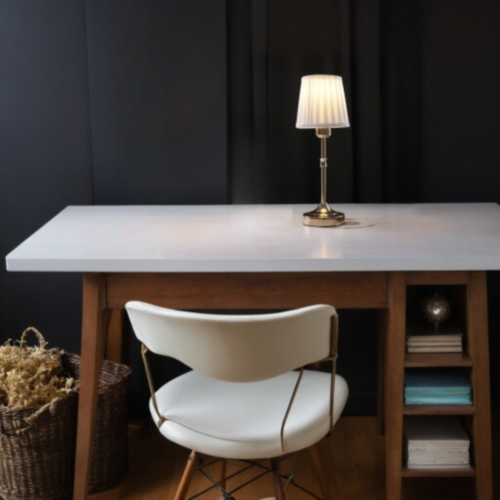 "Klassieke tafellamp met metalen frame en stoffen kap in een interieur, draadloos met drie lichtstanden."