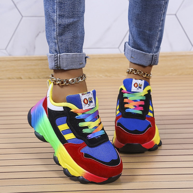 Kleurrijke dames sneakers met regenboogveters, unieke zool en mesh textuur, perfect voor een sportieve, stijlvolle look.