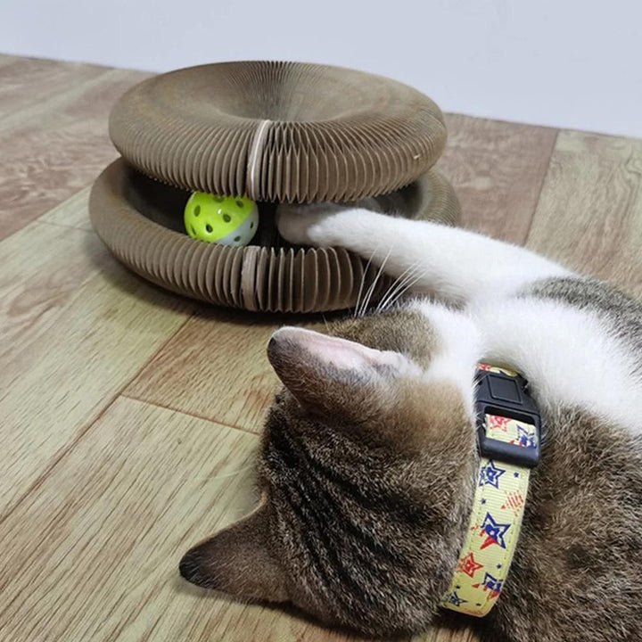 Kleurrijke speeltunnel voor katten, gemaakt van duurzaam materiaal, stimuleert activiteit en nieuwsgierigheid.