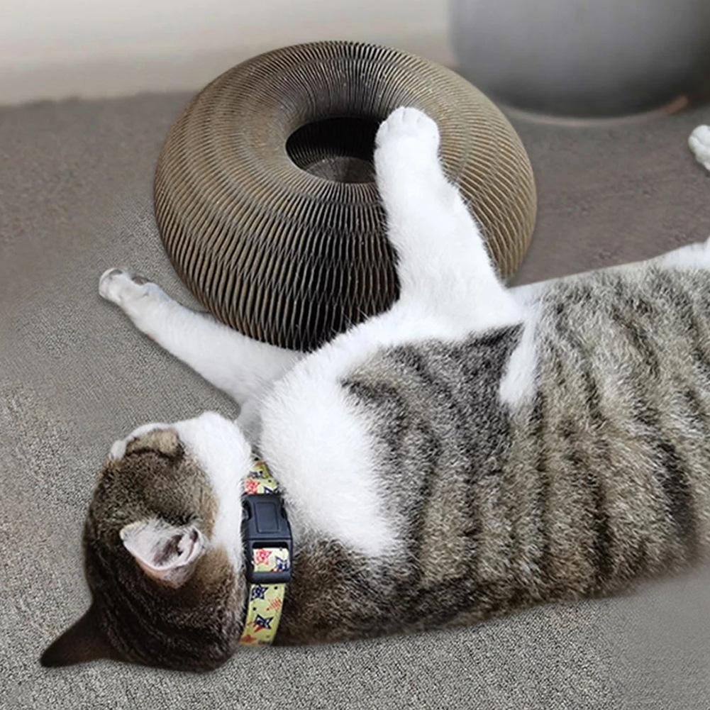 Kleurrijke speeltunnel voor katten, gemaakt van duurzaam materiaal, stimuleert activiteit en nieuwsgierigheid.