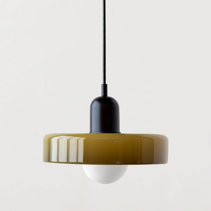 "Kleurrijke StiloGlas hanglamp met glas-in-lood details in Bauhaus-stijl, perfect voor stijlvolle en artistieke interieurs."