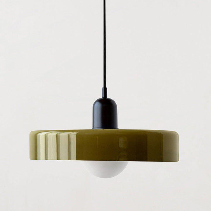"Kleurrijke StiloGlas hanglamp met glas-in-lood details in Bauhaus-stijl, perfect voor stijlvolle en artistieke interieurs."