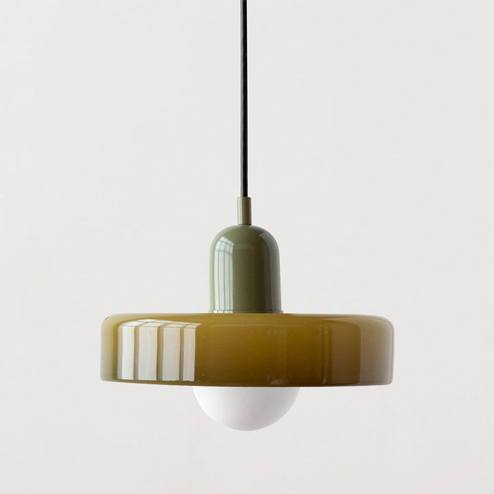"Kleurrijke StiloGlas hanglamp met glas-in-lood details in Bauhaus-stijl, perfect voor stijlvolle en artistieke interieurs."