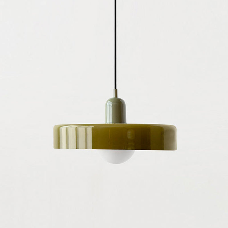 "Kleurrijke StiloGlas hanglamp met glas-in-lood details in Bauhaus-stijl, perfect voor stijlvolle en artistieke interieurs."