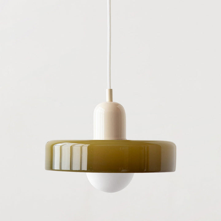 "Kleurrijke StiloGlas hanglamp met glas-in-lood details in Bauhaus-stijl, perfect voor stijlvolle en artistieke interieurs."
