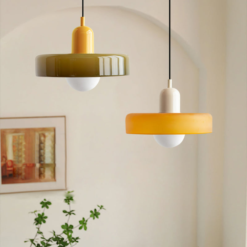 "Kleurrijke StiloGlas hanglamp met glas-in-lood details in Bauhaus-stijl, perfect voor stijlvolle en artistieke interieurs."