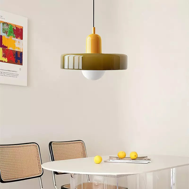 "Kleurrijke StiloGlas hanglamp met glas-in-lood details in Bauhaus-stijl, perfect voor stijlvolle en artistieke interieurs."