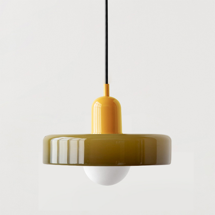 "Kleurrijke StiloGlas hanglamp met glas-in-lood details in Bauhaus-stijl, perfect voor stijlvolle en artistieke interieurs."