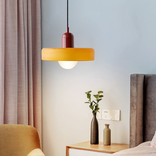 "Kleurrijke StiloGlas hanglamp met glas-in-lood details in Bauhaus-stijl, perfect voor stijlvolle en artistieke interieurs."