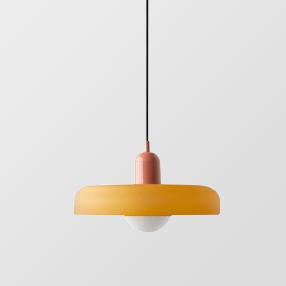 "Kleurrijke StiloGlas hanglamp met glas-in-lood details in Bauhaus-stijl, perfect voor stijlvolle en artistieke interieurs."