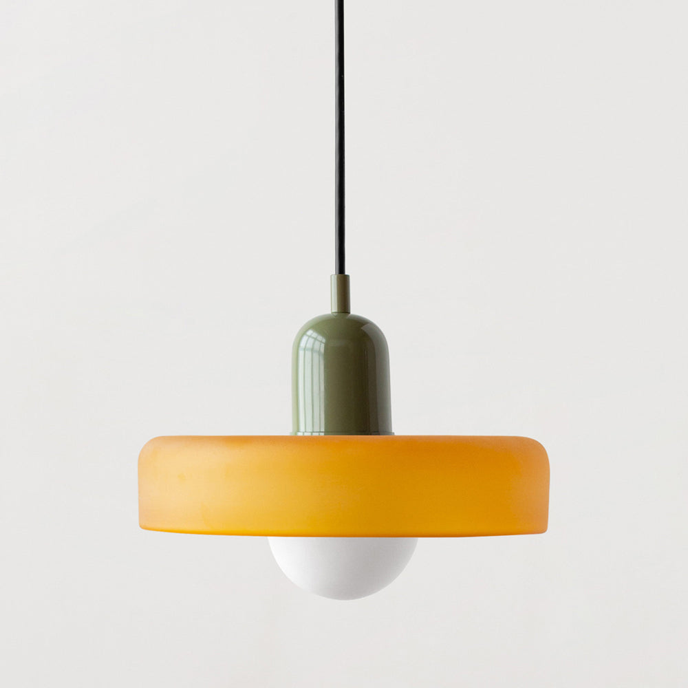 "Kleurrijke StiloGlas hanglamp met glas-in-lood details in Bauhaus-stijl, perfect voor stijlvolle en artistieke interieurs."