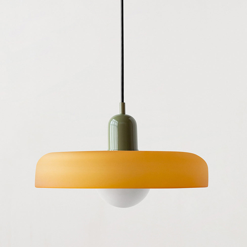 "Kleurrijke StiloGlas hanglamp met glas-in-lood details in Bauhaus-stijl, perfect voor stijlvolle en artistieke interieurs."