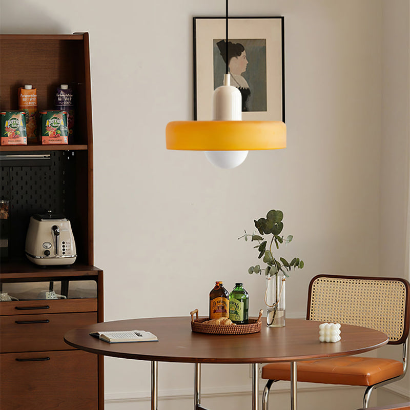 "Kleurrijke StiloGlas hanglamp met glas-in-lood details in Bauhaus-stijl, perfect voor stijlvolle en artistieke interieurs."