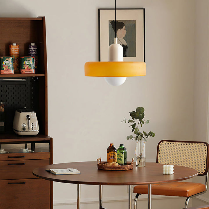 "Kleurrijke StiloGlas hanglamp met glas-in-lood details in Bauhaus-stijl, perfect voor stijlvolle en artistieke interieurs."