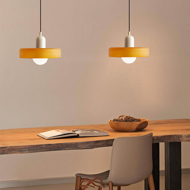 "Kleurrijke StiloGlas hanglamp met glas-in-lood details in Bauhaus-stijl, perfect voor stijlvolle en artistieke interieurs."