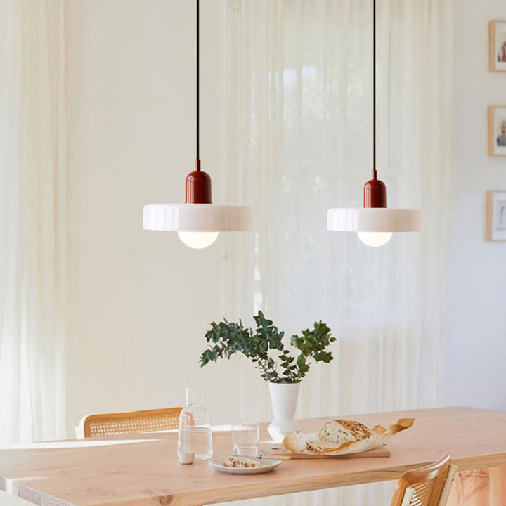 "Kleurrijke StiloGlas hanglamp met glas-in-lood details in Bauhaus-stijl, perfect voor stijlvolle en artistieke interieurs."