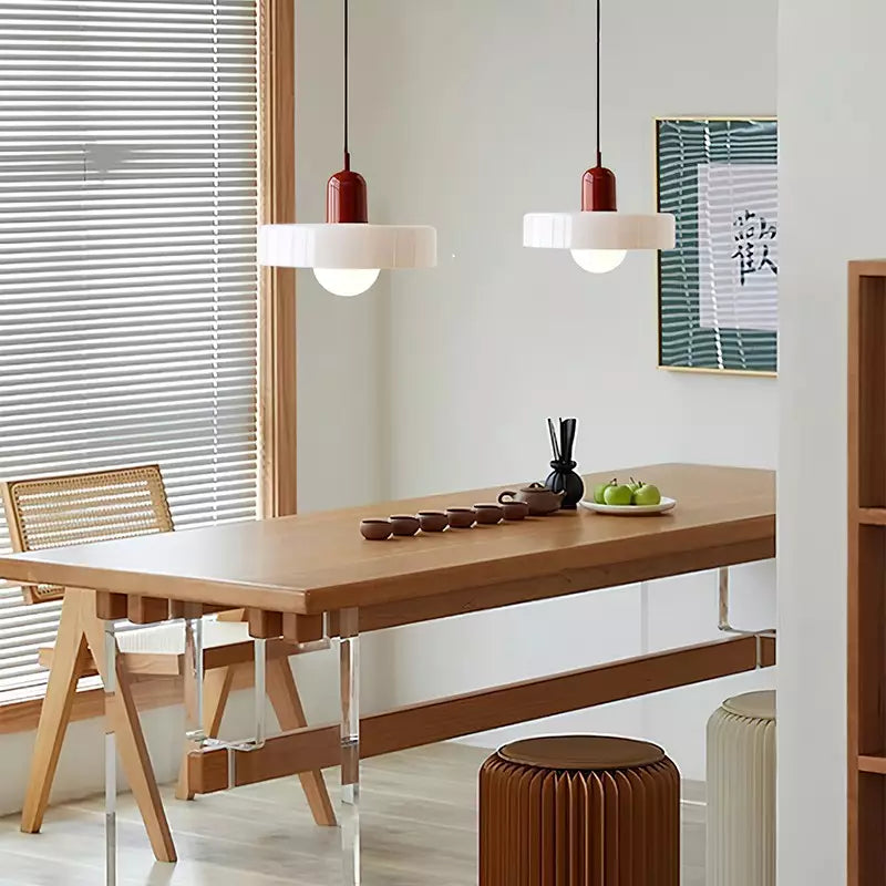 "Kleurrijke StiloGlas hanglamp met glas-in-lood details in Bauhaus-stijl, perfect voor stijlvolle en artistieke interieurs."