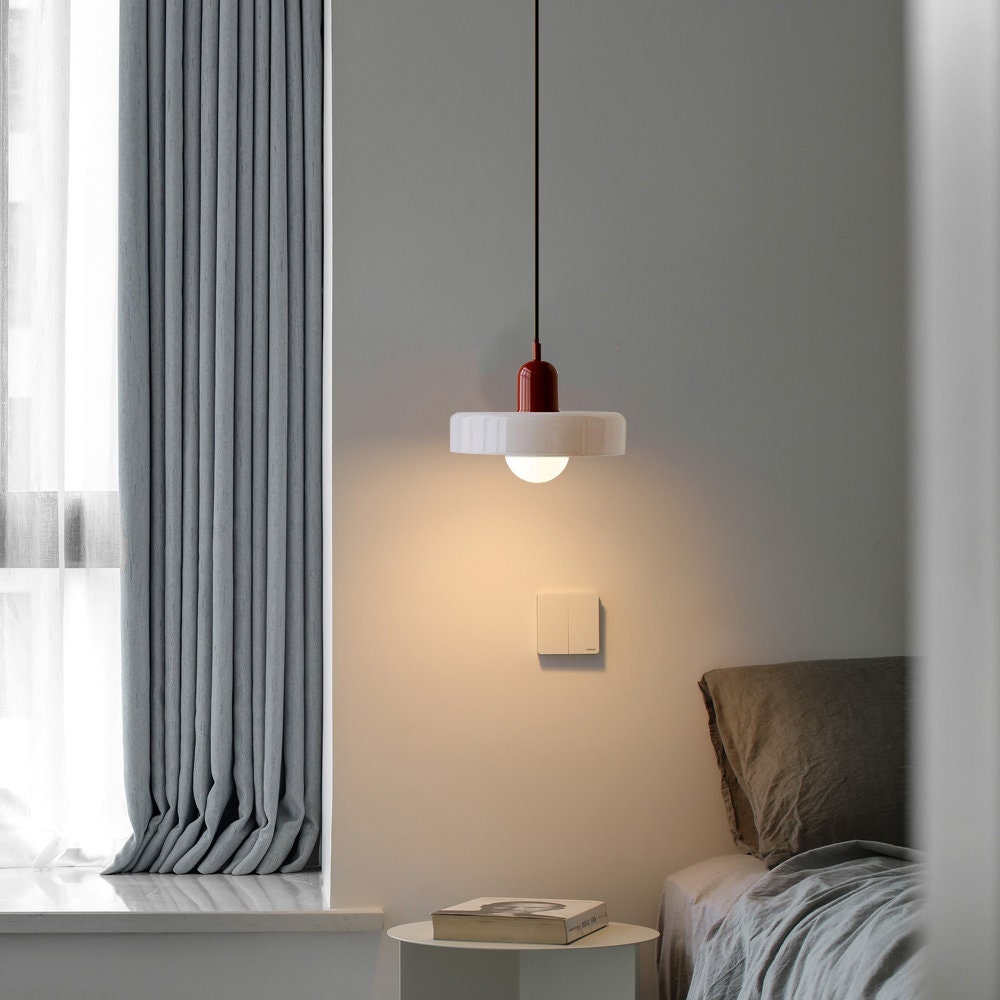 "Kleurrijke StiloGlas hanglamp met glas-in-lood details in Bauhaus-stijl, perfect voor stijlvolle en artistieke interieurs."