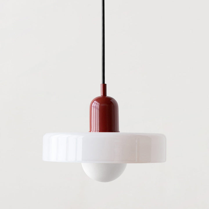 "Kleurrijke StiloGlas hanglamp met glas-in-lood details in Bauhaus-stijl, perfect voor stijlvolle en artistieke interieurs."