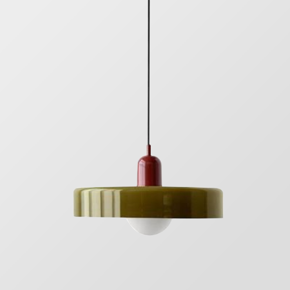 "Kleurrijke StiloGlas hanglamp met glas-in-lood details in Bauhaus-stijl, perfect voor stijlvolle en artistieke interieurs."