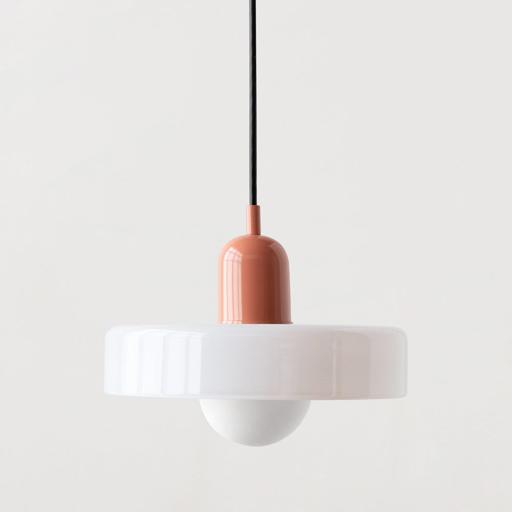 "Kleurrijke StiloGlas hanglamp met glas-in-lood details in Bauhaus-stijl, perfect voor stijlvolle en artistieke interieurs."