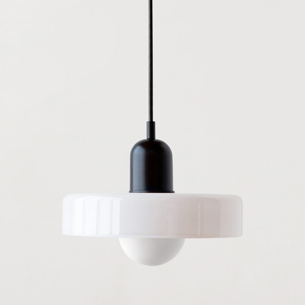 "Kleurrijke StiloGlas hanglamp met glas-in-lood details in Bauhaus-stijl, perfect voor stijlvolle en artistieke interieurs."