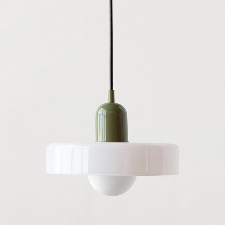 "Kleurrijke StiloGlas hanglamp met glas-in-lood details in Bauhaus-stijl, perfect voor stijlvolle en artistieke interieurs."