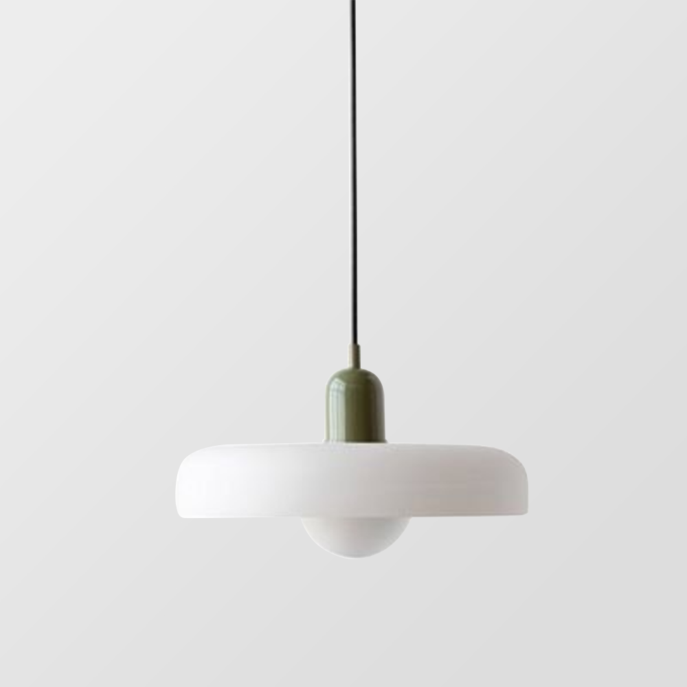 "Kleurrijke StiloGlas hanglamp met glas-in-lood details in Bauhaus-stijl, perfect voor stijlvolle en artistieke interieurs."