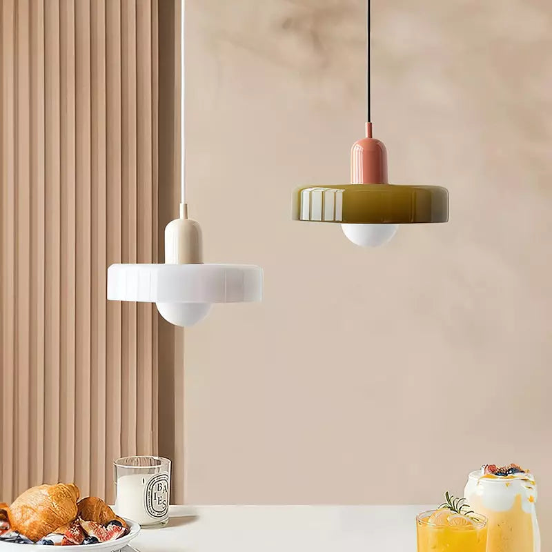 "Kleurrijke StiloGlas hanglamp met glas-in-lood details in Bauhaus-stijl, perfect voor stijlvolle en artistieke interieurs."