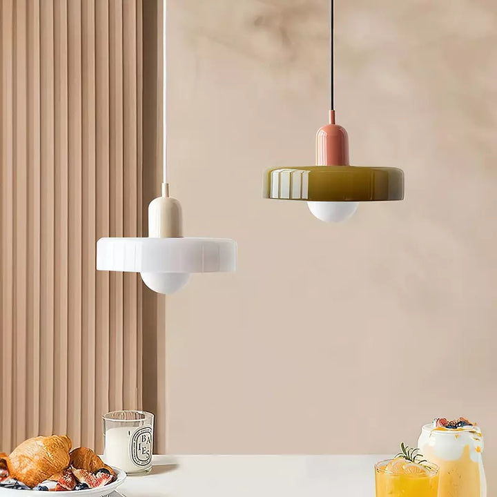 "Kleurrijke StiloGlas hanglamp met glas-in-lood details in Bauhaus-stijl, perfect voor stijlvolle en artistieke interieurs."