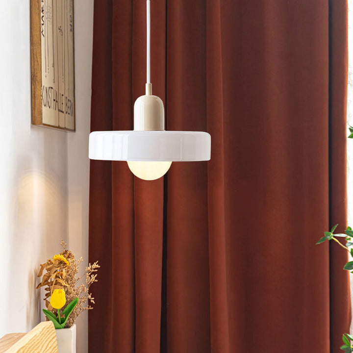 "Kleurrijke StiloGlas hanglamp met glas-in-lood details in Bauhaus-stijl, perfect voor stijlvolle en artistieke interieurs."