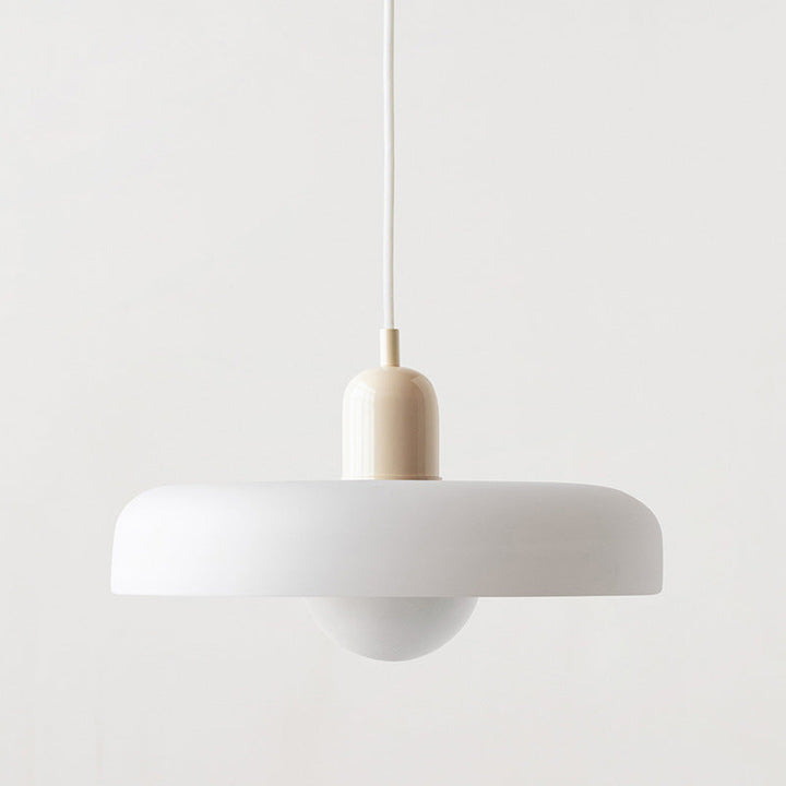 "Kleurrijke StiloGlas hanglamp met glas-in-lood details in Bauhaus-stijl, perfect voor stijlvolle en artistieke interieurs."