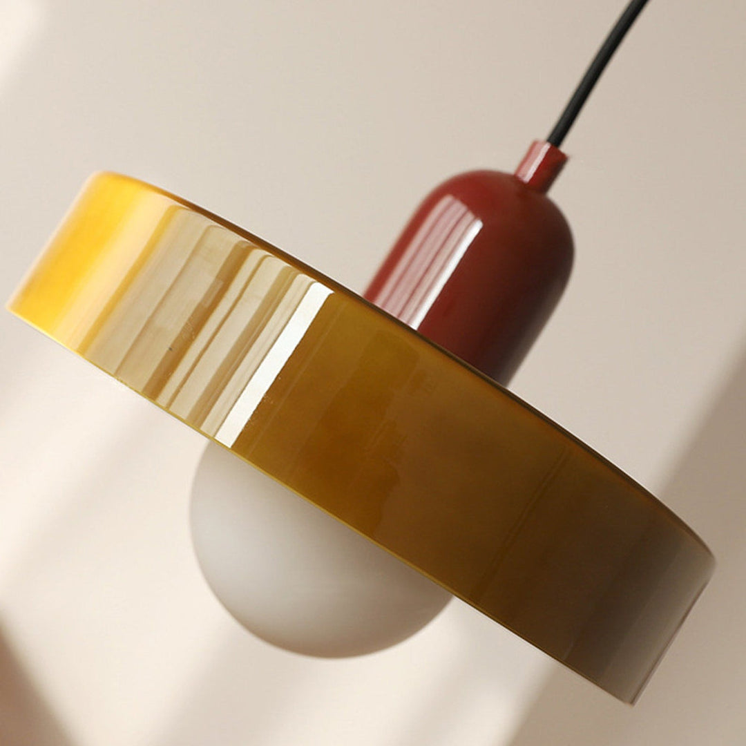 "Kleurrijke StiloGlas hanglamp met glas-in-lood details in Bauhaus-stijl, perfect voor stijlvolle en artistieke interieurs."
