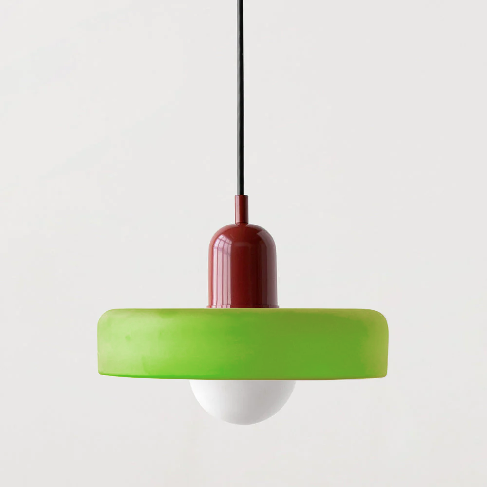 "Kleurrijke StiloGlas hanglamp met glas-in-lood details in Bauhaus-stijl, perfect voor stijlvolle en artistieke interieurs."