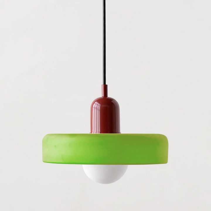 "Kleurrijke StiloGlas hanglamp met glas-in-lood details in Bauhaus-stijl, perfect voor stijlvolle en artistieke interieurs."