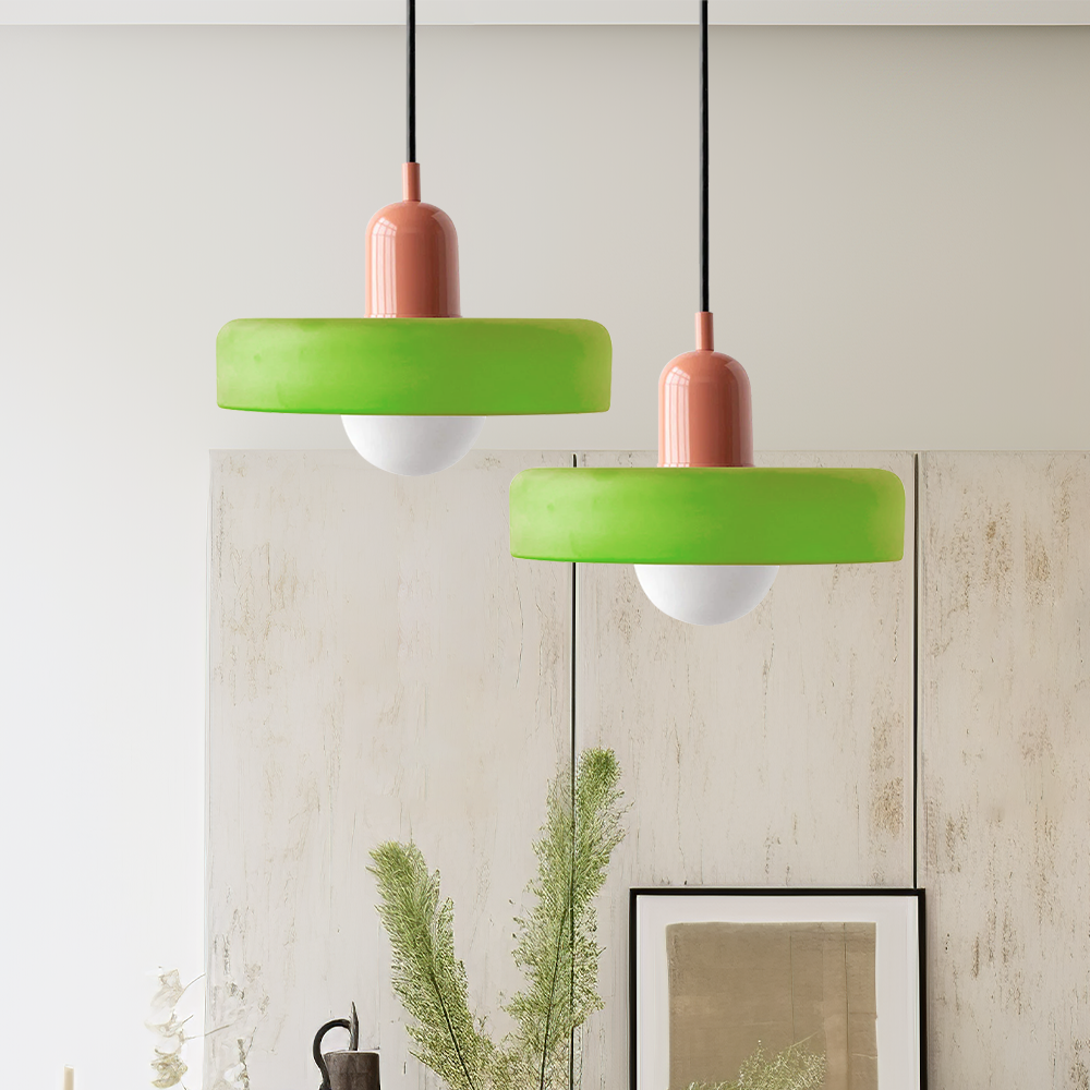 "Kleurrijke StiloGlas hanglamp met glas-in-lood details in Bauhaus-stijl, perfect voor stijlvolle en artistieke interieurs."