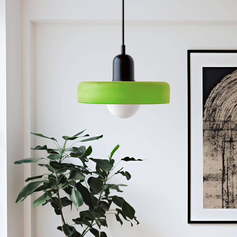 "Kleurrijke StiloGlas hanglamp met glas-in-lood details in Bauhaus-stijl, perfect voor stijlvolle en artistieke interieurs."
