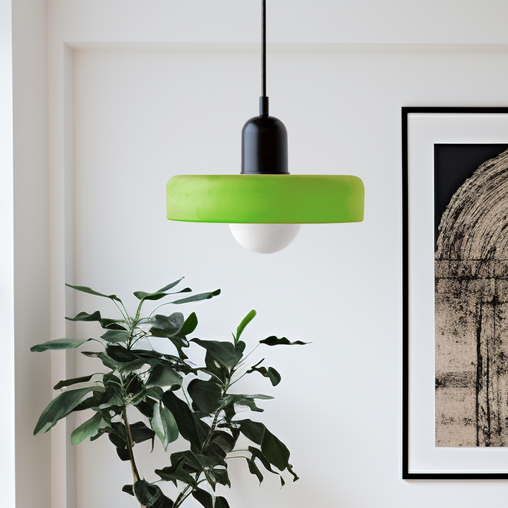 "Kleurrijke StiloGlas hanglamp met glas-in-lood details in Bauhaus-stijl, perfect voor stijlvolle en artistieke interieurs."