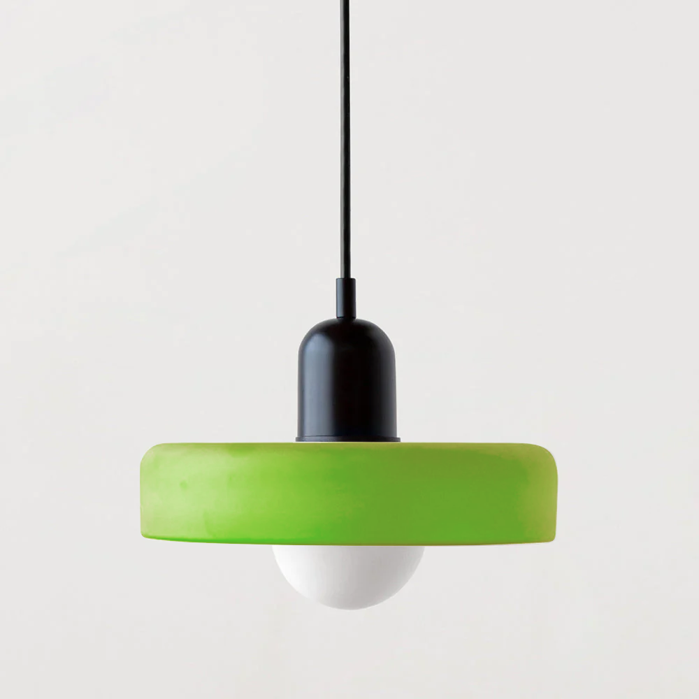 "Kleurrijke StiloGlas hanglamp met glas-in-lood details in Bauhaus-stijl, perfect voor stijlvolle en artistieke interieurs."