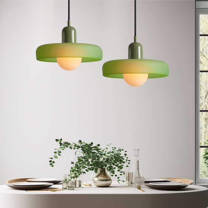 "Kleurrijke StiloGlas hanglamp met glas-in-lood details in Bauhaus-stijl, perfect voor stijlvolle en artistieke interieurs."