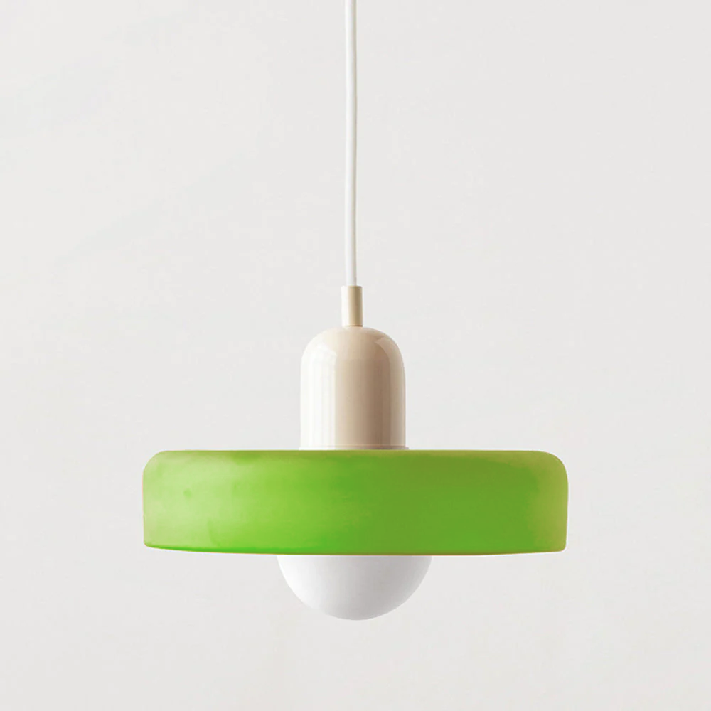 "Kleurrijke StiloGlas hanglamp met glas-in-lood details in Bauhaus-stijl, perfect voor stijlvolle en artistieke interieurs."