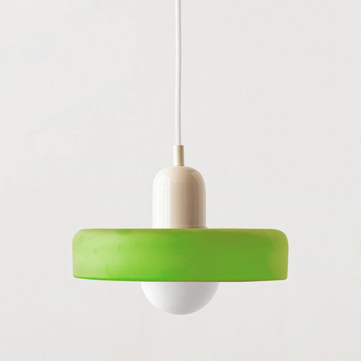 "Kleurrijke StiloGlas hanglamp met glas-in-lood details in Bauhaus-stijl, perfect voor stijlvolle en artistieke interieurs."
