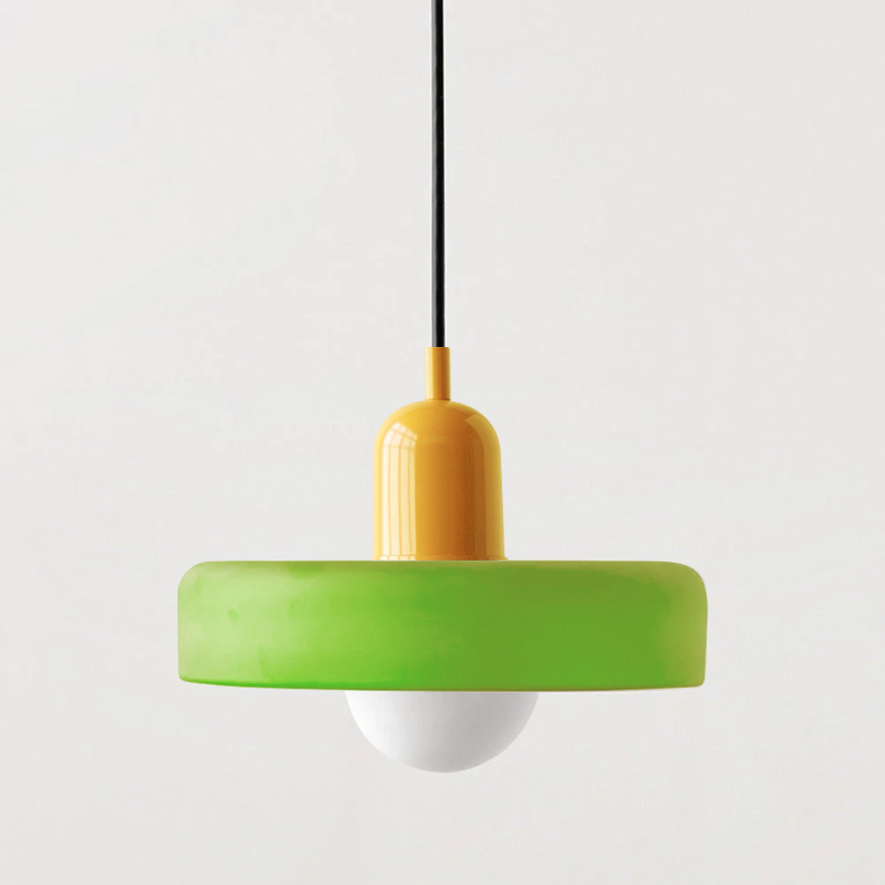 "Kleurrijke StiloGlas hanglamp met glas-in-lood details in Bauhaus-stijl, perfect voor stijlvolle en artistieke interieurs."