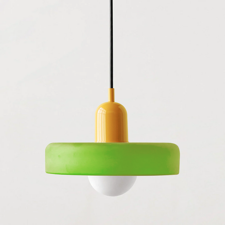 "Kleurrijke StiloGlas hanglamp met glas-in-lood details in Bauhaus-stijl, perfect voor stijlvolle en artistieke interieurs."