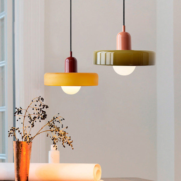 "Kleurrijke StiloGlas hanglamp met glas-in-lood details in Bauhaus-stijl, perfect voor stijlvolle en artistieke interieurs."