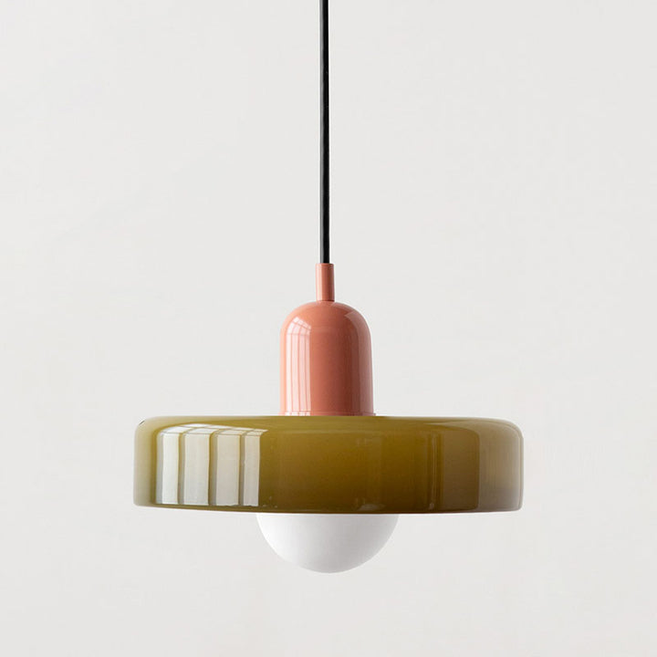 "Kleurrijke StiloGlas hanglamp met glas-in-lood details in Bauhaus-stijl, perfect voor stijlvolle en artistieke interieurs."