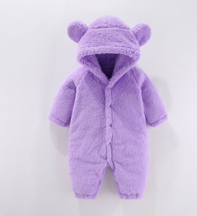 "Knusse baby fleece romper met capuchon, zacht en warm, perfect voor koude dagen, beschikbaar in verschillende kleuren."