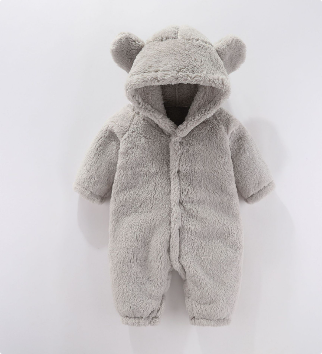 "Knusse baby fleece romper met capuchon, zacht en warm, perfect voor koude dagen, beschikbaar in verschillende kleuren."