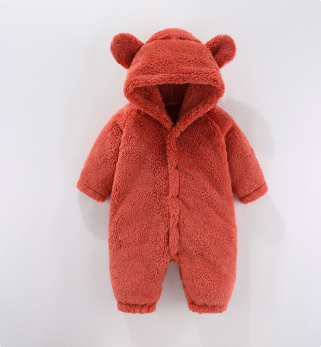 "Knusse baby fleece romper met capuchon, zacht en warm, perfect voor koude dagen, beschikbaar in verschillende kleuren."