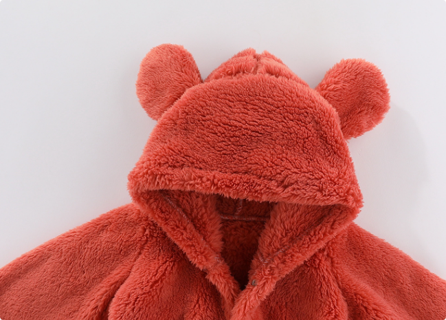 "Knusse baby fleece romper met capuchon, zacht en warm, perfect voor koude dagen, beschikbaar in verschillende kleuren."